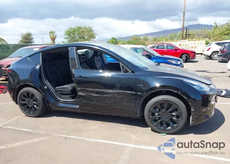 2021 Tesla Model Y Performance Dual Motor All-Wheel Drive/Standard Range Rear-Wheel Drive z USA, uszkodzony, nr VIN 5YJYGAEDXMF177078